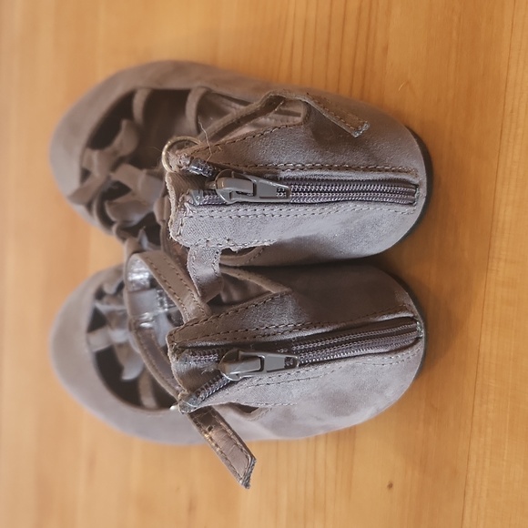 AE SHOE SIZE 1 - Picture 3 of 5